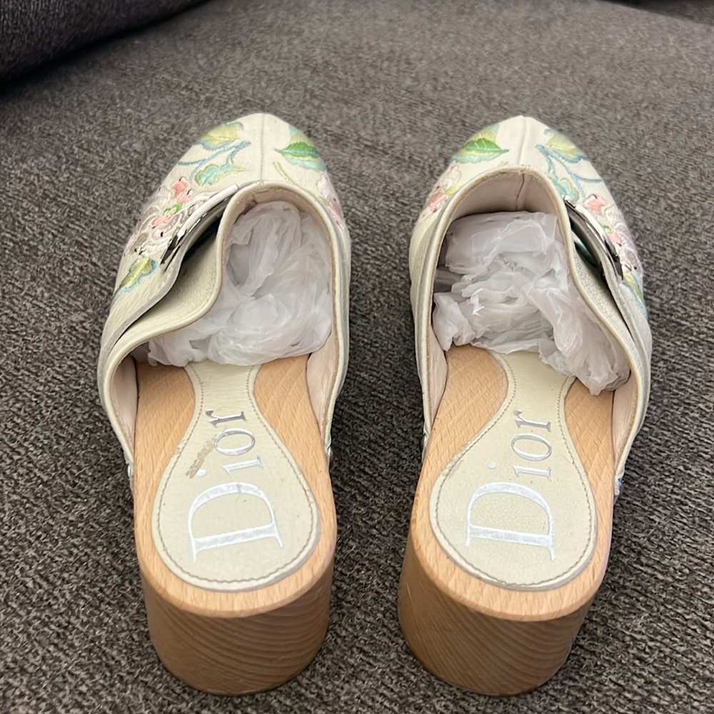 Christian Dior Embroidered Floral
Wooden Mules Size 35 - Picture 7 of 16